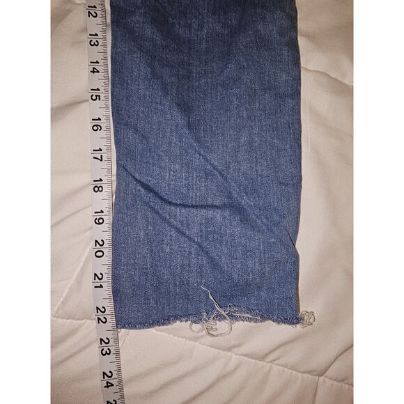 Forever 21 Women’s Jeans Size 26 Blue Wash Raw Hem Cropped Denim - Picture 3 of 7